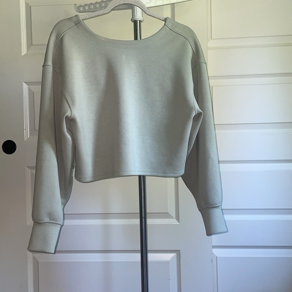 Lululemon Twist Back-to-Front Pullover
Green Fern-flawed - Picture 4 of 8